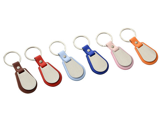 DebossedのロゴPUはKeychainのキーホルダーの端のコーティングの金属の主ホールダーに革を張る